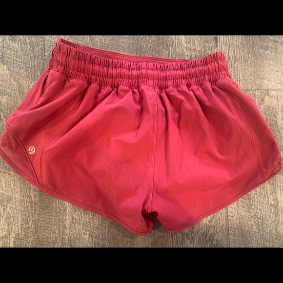 Lululemon Hotty Hot low rise 2.5” - Picture 2 of 3